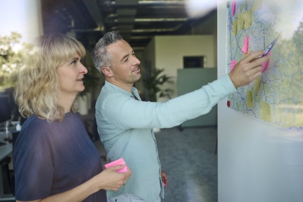 Aanwijzen kaart post-its Simon en Isabelle