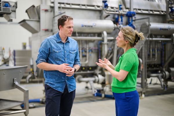 Overleg industrie Charlotte en Dirk
