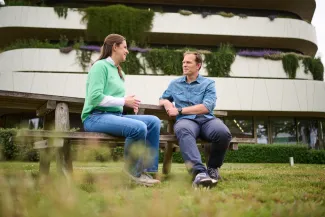 Overleg Dirk en Veerle Penta bankje