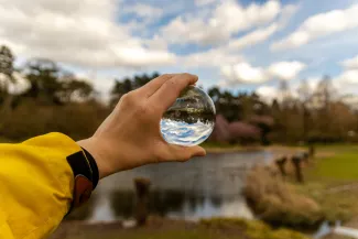 Hand houdt waterbel vast